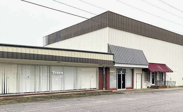 126722714_web1_biz-traxx-chic-040221