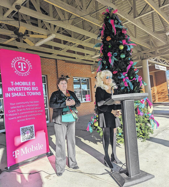 <p>Mayor Campbell begins the event by addressing attendees.</p>