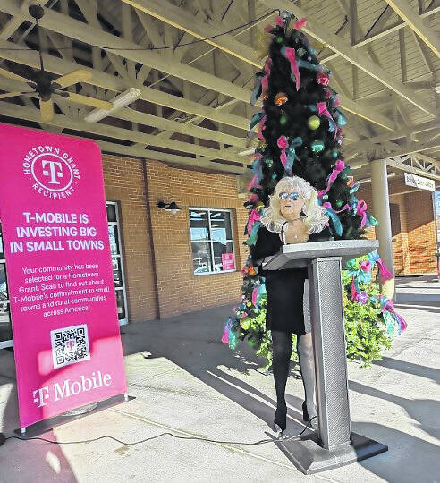 <p>Mayor Campbell begins the event by addressing attendees.</p>