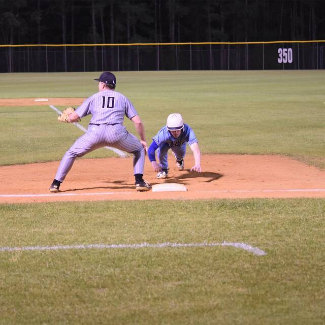 129408761_web1_EBvSCbb1
East Bladen Coleman Tatum retreating to first base to avoiding being picked off.
Alex Brooks | Bladen Journal
