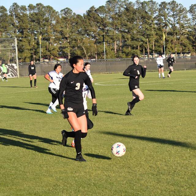 129452181_web1_WBvCHgsoc1
Clintons junior forward Kenzy Yang turning the corners on her defender.
Alex Brooks | Bladen Journal