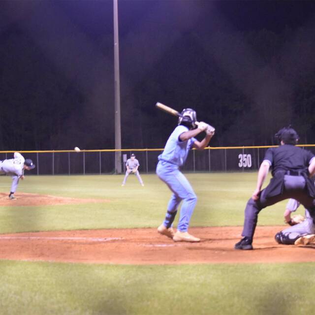129530943_web1_TSet
East Bladen Zamar Lewis awaiting a fastball down the middle.
Alex Brooks | Bladen Journal