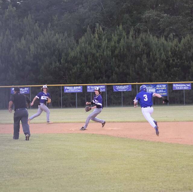 129620887_web1_WBvMW2_1
Midway senior Trey Gregory attempting to steal second base.