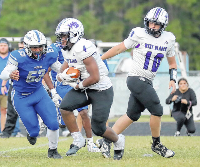 <p>West Bladen’s Ahmarie White (4) takes a handoff from quarterback Devan Haire (10).</p>
<p>Kenneth Armstrong / kenarmphoto.com</p>