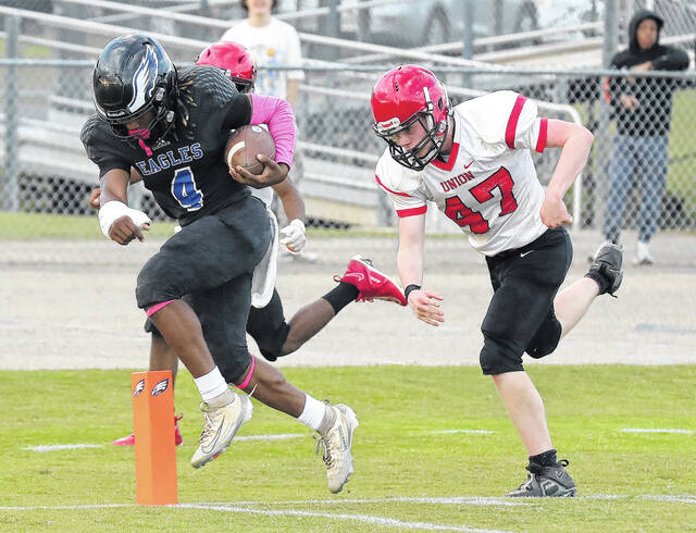 131844596_web1_East_Bladen_Union_JV_football_02 
			
				                                Prince McKoy (4) scores a touchdown for the East Bladen JV football team in its win Thursday against Union.
                                 Kenneth Armstrong / kenarmphoto.com