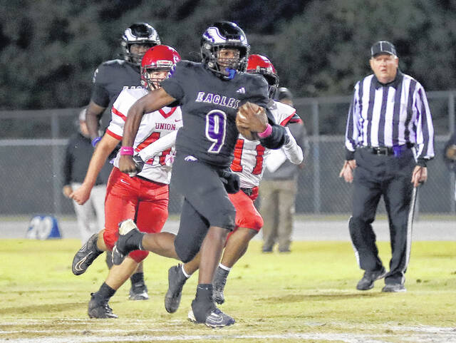 <p>East Bladen’s Julius Battle (9) rushed for a team-leading 112 yards and scored a touchdown against Union.</p>
<p>Kenneth Armstrong / kenarmphoto.com</p>