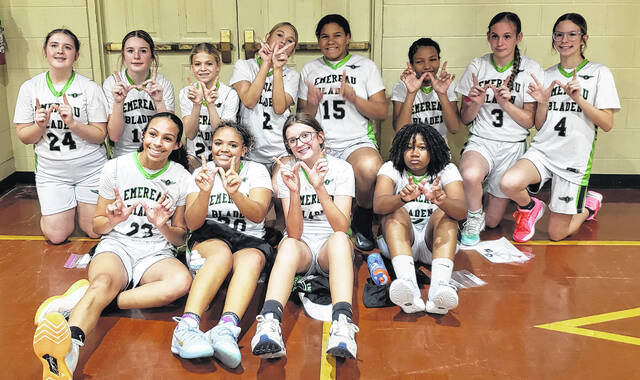131938856_web1_Emereau_girls_basketball_team
The Emereau: Bladen girls basketball team won its season opener Monday over Sampson Middle 19-18.
Sonny Jones / Bladen Journal