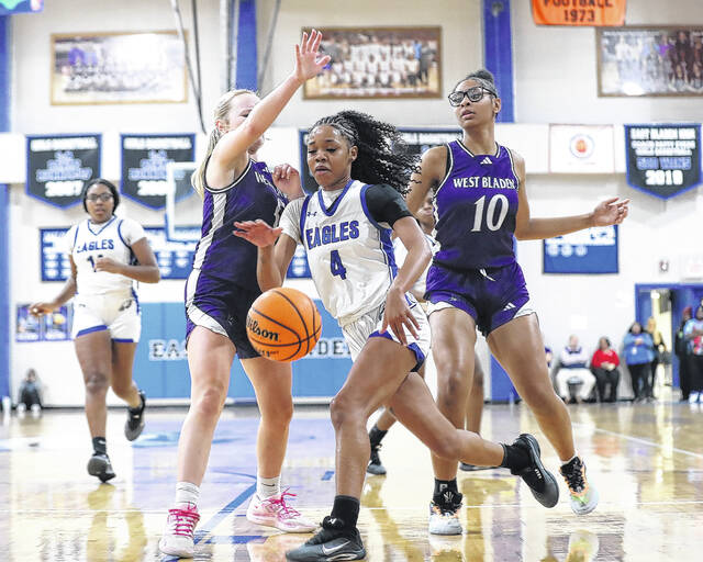 131989406_web1_East_Bladen_West_Bladen_girls_basketball_01
East Bladens Ariel Cromartie (4) drives to the basket against West Bladens Kali Allen (5) and Tahlela Bethea (10).
Kenneth Armstrong / <a href="https://www.kenarmphoto.com/" target="_blank">kenarmphoto.com</a>