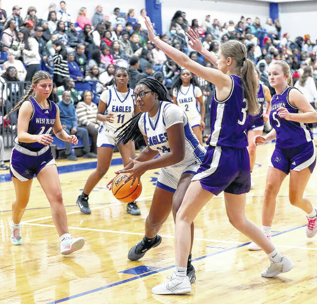 <p>East Bladen’s Sana’a Singletary (14) works inside as West Bladen’s Haley Taylor defends.</p>
<p>Kenneth Armstrong / kenarmphoto.com</p>
