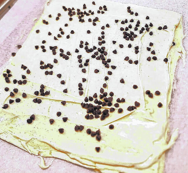 <p>Roll out the puffed pastry and add the chocolate chips.</p>