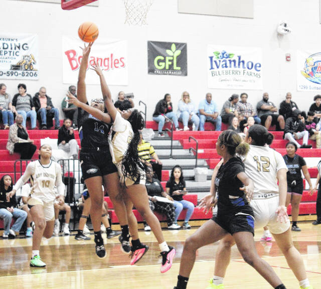 East Bladens Sanaa Singletary (14) works inside against Lakewoods Jahmai Rich (25) in Fridays game.
                                 Sonny Jones / Bladen Journal