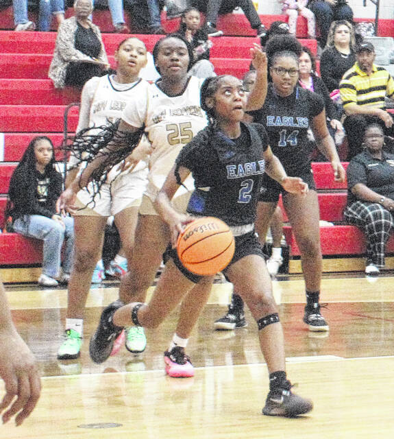 East Bladens Aaliyah Monroe (2) drives the baseline against Lakewood.
                                 Sonny Jones / Bladen Journal