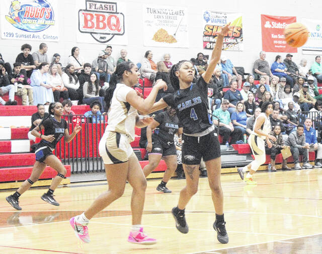 East Bladens Ariel Cromartie (4) knocks the ball away against Lakewood.
                                 Sonny Jones / Bladen Journal
