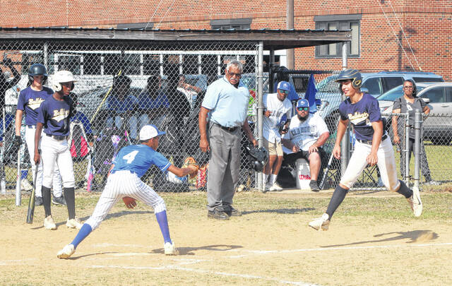 Clarktons Aiden Wooten (4) sets up to tag out a Bladenboros Triton Bordeaux at home plate.
                                 Sonny Jones / Bladen Journal