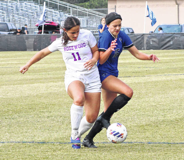 East Bladens Bella Beard (15) battles Rosewoods Bella Mazura (11) for the ball.
                                 Sonny Jones / Bladen Journal