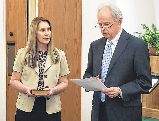 Regina Valenta (left) is sworn in as Elizabethtowns finance director by town attorney Goldston Womble on Tuesday, May 26.
Sonny Jones / Bladen Journal
